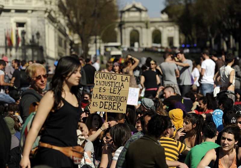 Manifestantes en la Plaza de Cibeles, en Madrid, con motivo de la huelga general