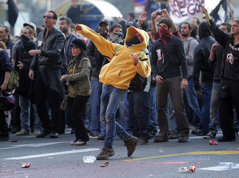Un grupo de manifestantes se enfrenta a la policía en Barcelona