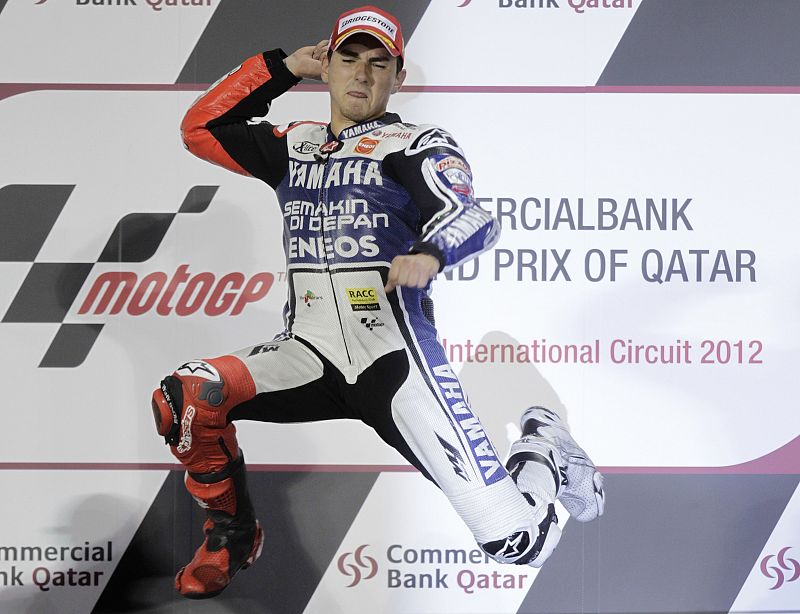 Jorge Lorenzo salta en el podio para celebrar su primera victoria de la temporada.