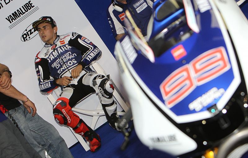 Jorge Lorenzo, vencedor en Losail, descansa en su box.