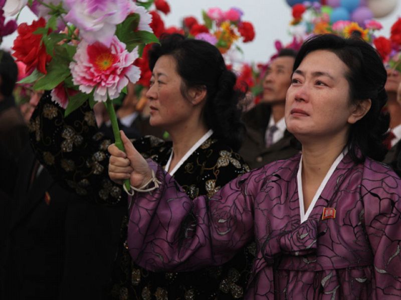 Una seguidora de Kim Jong Il y Kim Jong-un, en la inauguración de la estatua en honor a Kim Jong-il.