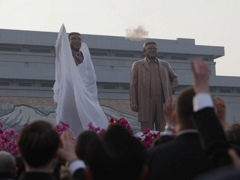 La estatuade Kim Jong-il, en el momento de su inauguración.