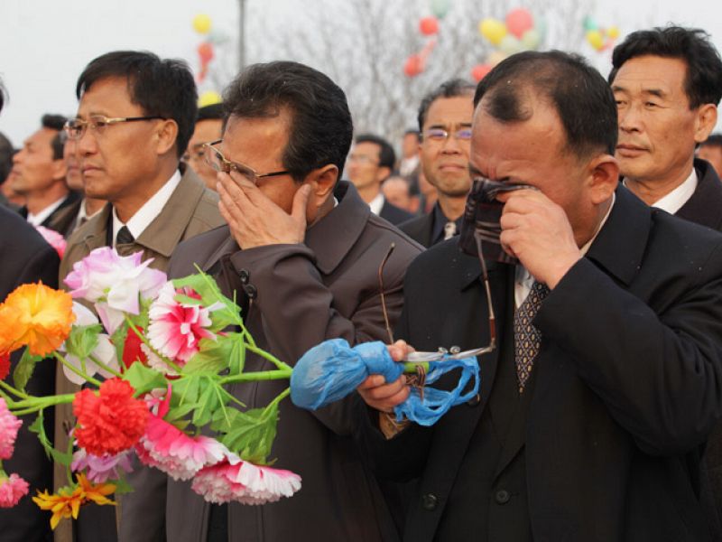 Seguidores de Kim Jong-il lloran durante los actos del centenario del fundador del régimen, Kim Il Sung.