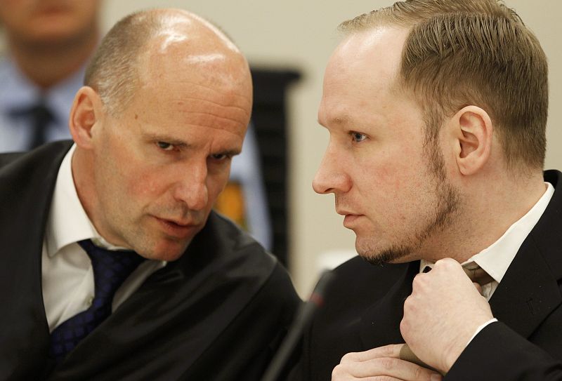 Breivik con su abogado, Geir Lippestad