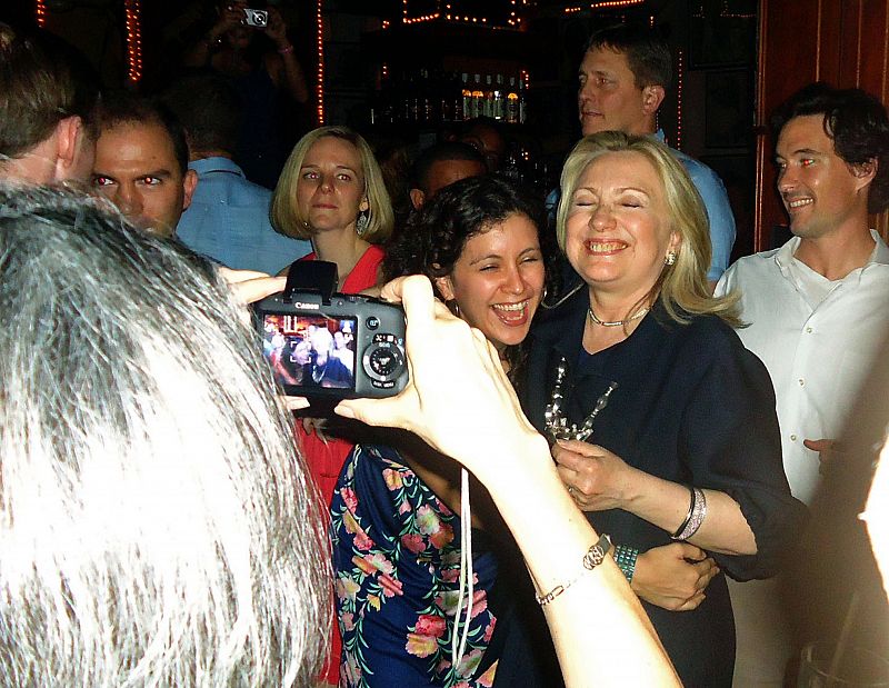 Hillary Clinton se hace una foto en el Café Havana