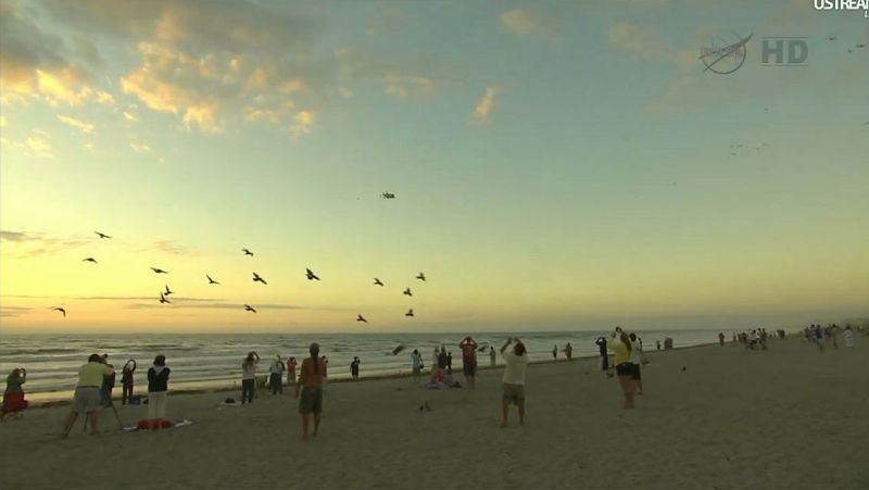 En el trayecto, el Discovery ha atravesado la 'costa del espacio', donde ha sido despedido por muchos aficionados