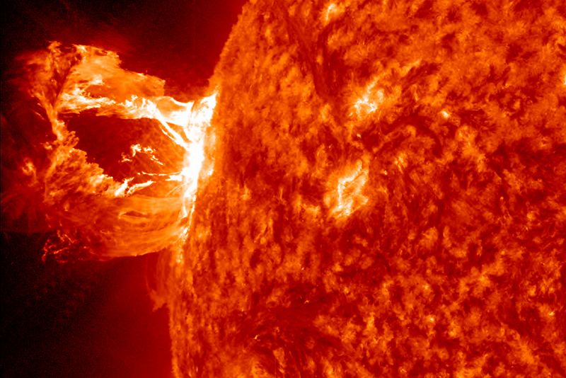 Una de las más espectaculares llamaradas solares captadas por la NASA en los últimos años. Es de clase M, se produjo el 16 de abril, pero no debería afectar a la Tierra porque la explosión de plasma se produjo en dirección contraria a nuestro planeta
