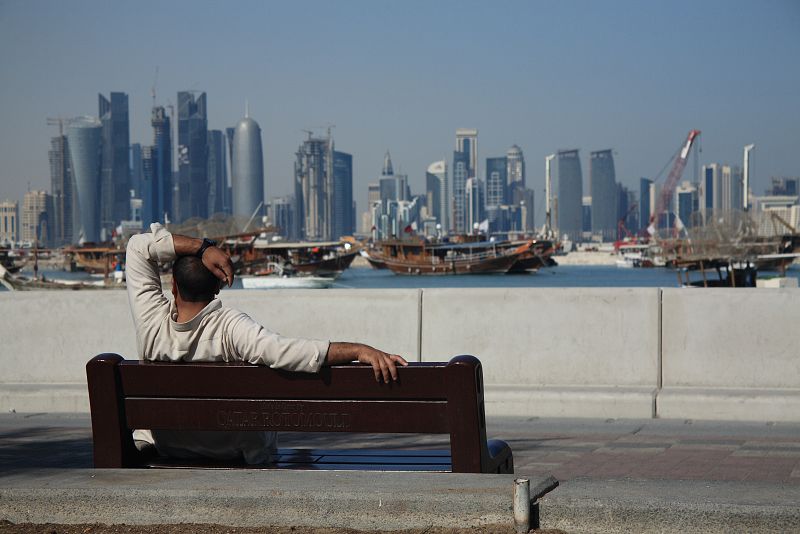 Barcos tradicionales frente al moderno centro financiero de Doha