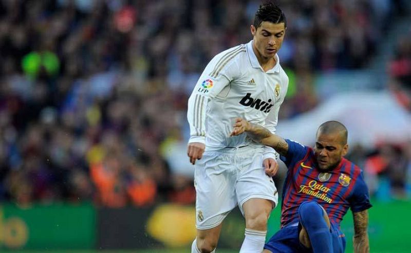 Dani Alves, de extremo, defendía la banda por donde atacaba Cristiano Ronaldo