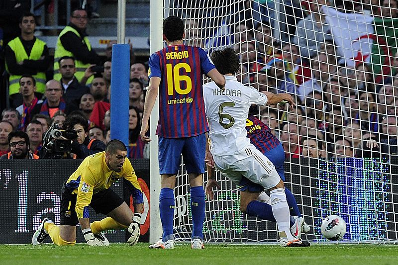 Khedira le rebaña el balón a Puyol para anotar y poner por delante al Madrid