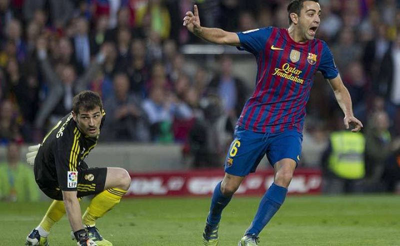 Xavi (32 clásicos) y Casillas (30 clásicos), en un lance del Barça-Madrid