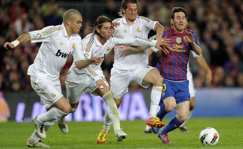 Tres jugadores del Madrid persiguen a Leo Messi en esta jugada
