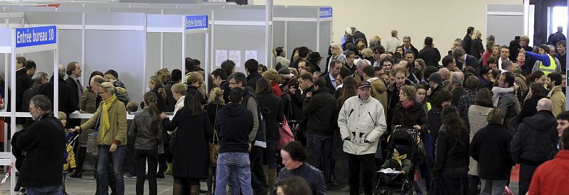 Ciudadanos franceses esperan en fila para votar en un colegio electoral en Bruselas