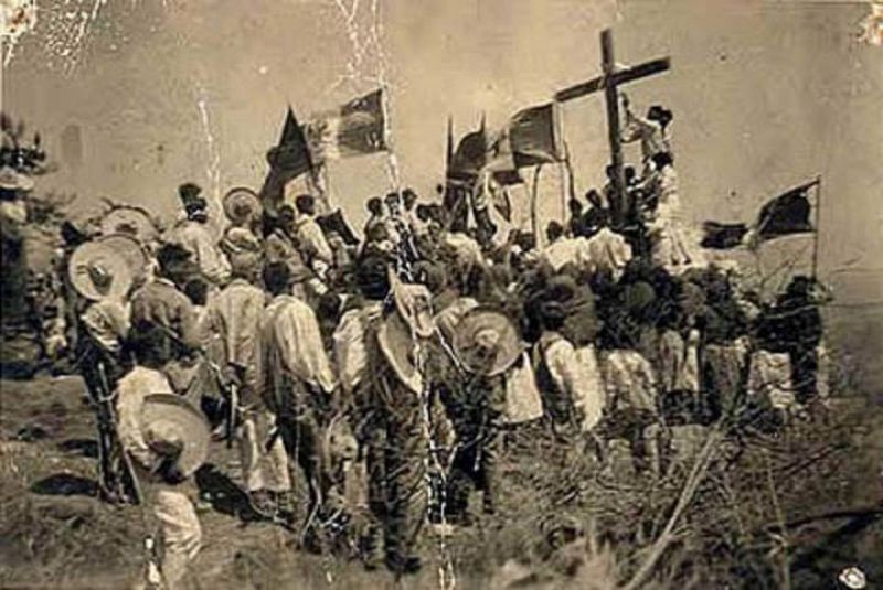 Los cristeros preparan el altar en el frente