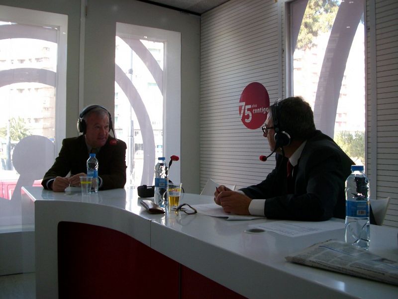 El presidente murciano, Ramón Luis Valcárcel, ha sido entrevistado en el interior de la plataforma conmemorativa del 75º aniversario de RNE.