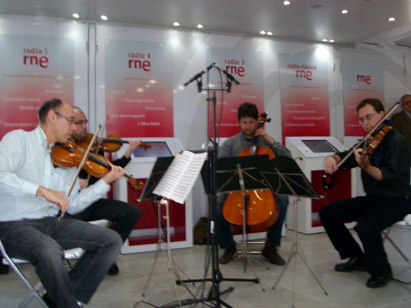 El cuarteto Saravasti deleitó a los visitantes del camión-estudio en Murcia.