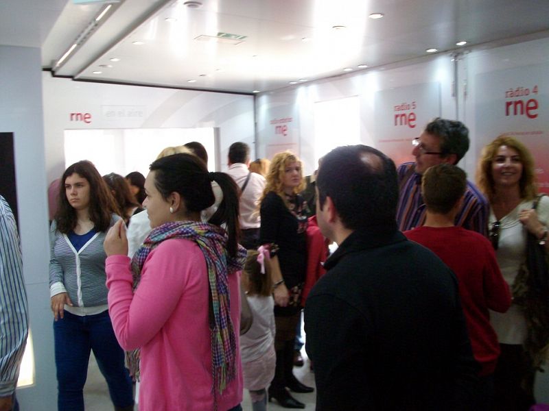 Visitantes del camión-estudio del 75º aniversario de RNE en Cartagena.