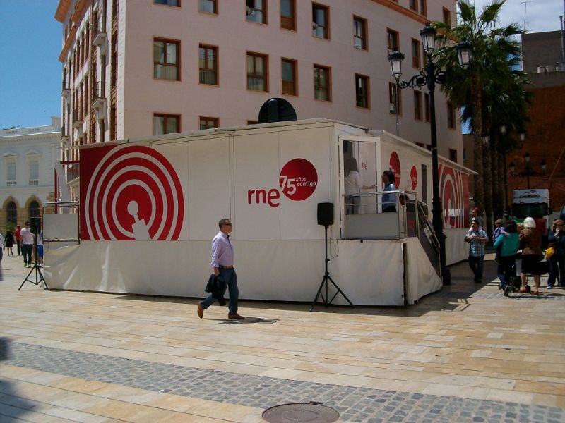 Vista del "museo móvil" de RNE en su visita a Cartagena.