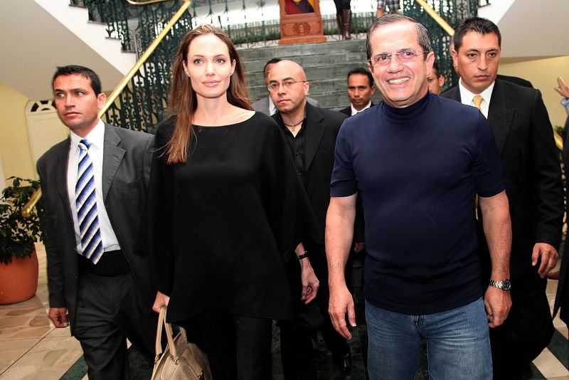 Angelina con las autoridades ecuatorianas