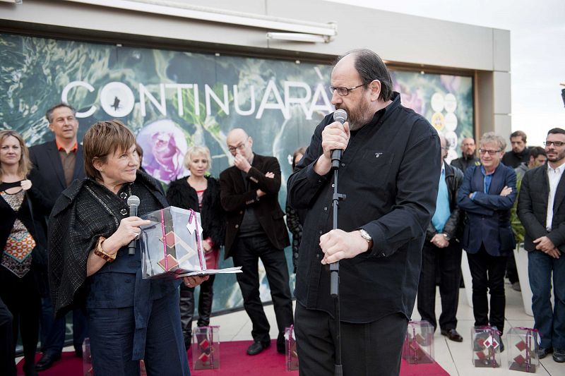 Montse Mompó entrega el premi a Josep M. Pou