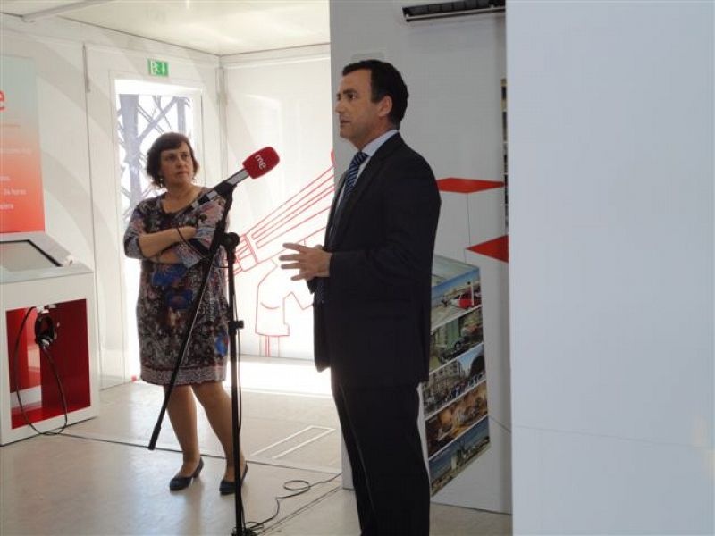 La exposición itinerante "RNE, contigo" con la que la radio pública celebra sus 75 años ha hecho escala en la ciudad de Almería.