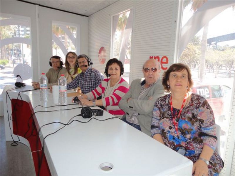 La exposición itinerante "RNE, contigo" con la que la radio pública celebra sus 75 años ha hecho escala en la ciudad de Almería.