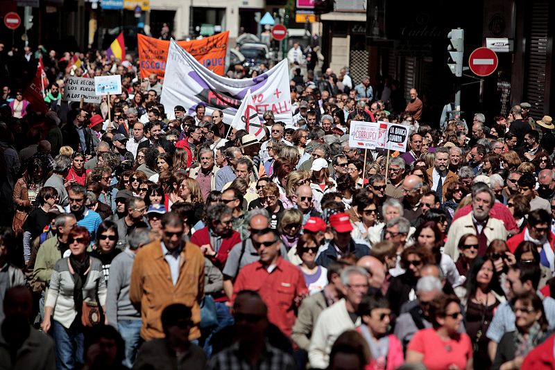 MILES DE PERSONAS PROTESTAN EN VALENCIA CONTRA LOS RECORTES DEL GOBIERNO