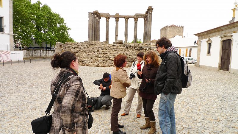La guía Maria José Gomes Pires nos explica el templo romano de Évora