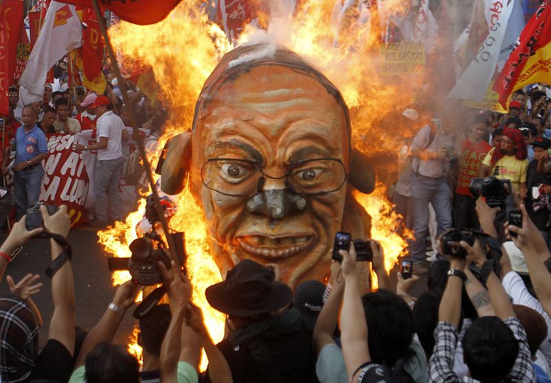 Manifestantes queman una efigie del presidente, Benigno Aquino, en Manila
