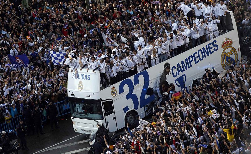 Unos 25.000 aficionados han abarrotado la comitiva del Real Madrid