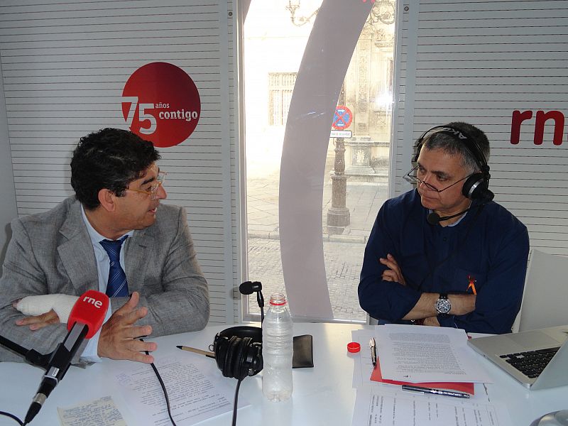 Diego Valderas duante la entrevista con Juan Ramón Lucas
