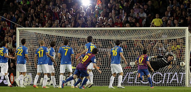 Momento en que el lanzamiento de Messi entra en la portería del Espanyol pese a la estirada de Cristian