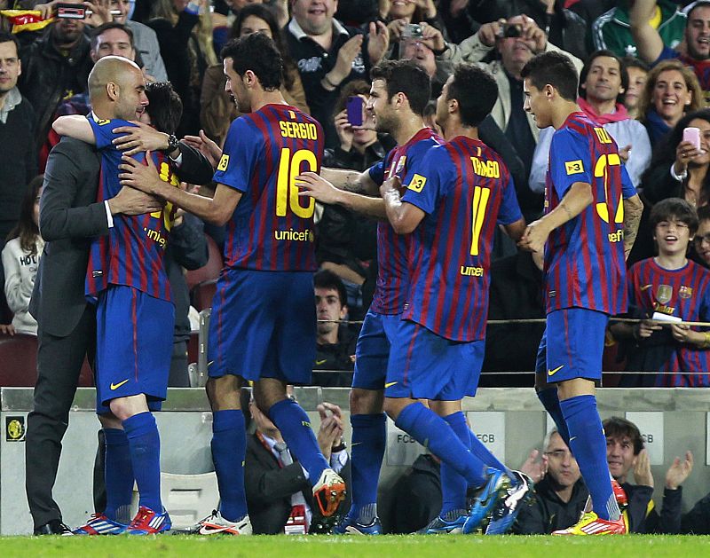 Los jugadores del Barça se sumaron a Messi en su abrazo a Guardiola