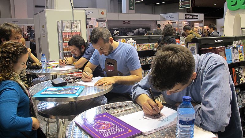 Aleix Gordo Hostau (Sincronías), Guillem March ('Catwoman') y David Rubín (El Héroe), firmando autógrafos a sus fans