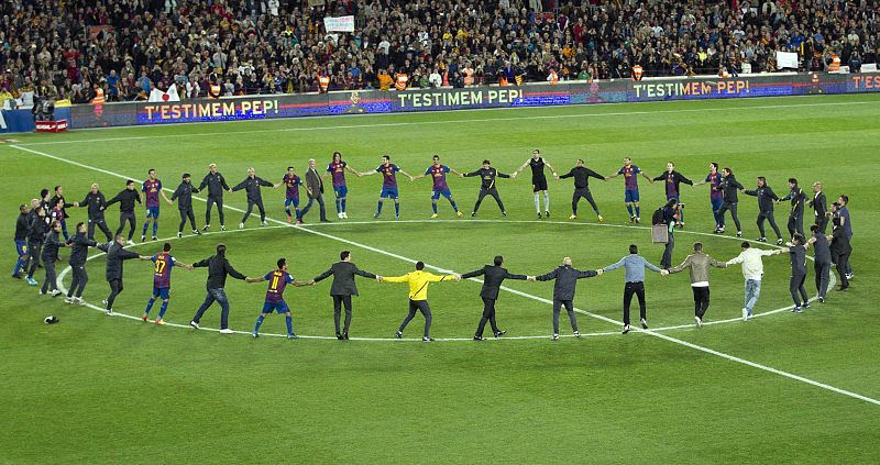 La fiesta del Camp Nou en homenaje a Guardiola ha concluido con una sardana de toda la plantilla