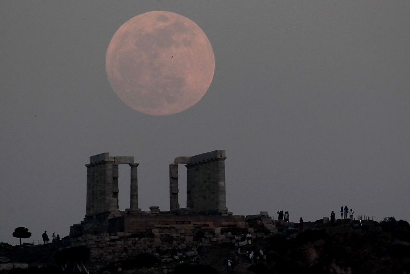 Así se vio la 'superluna' en Atenas.