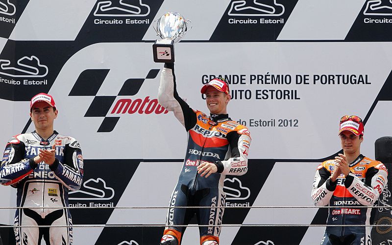 El australiano Casey Stoner celebra en el podio de Estoril su victoria en el GP de Portugal