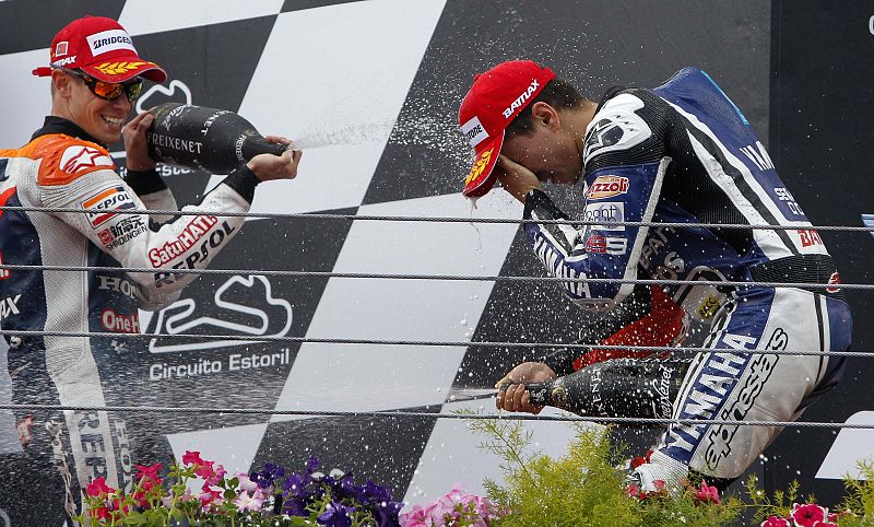 El ganador Stoner baña en cava al segundo, Lorenzo.