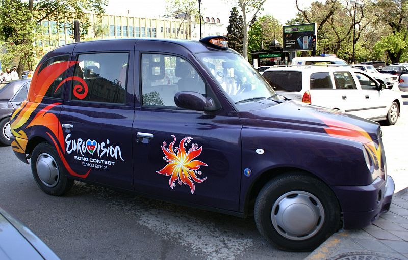 Bakú destila espíritu eurovisivo en cada una de sus calles. En la imagen, un taxi de la capital de Azerbaiyán decorado con el logo del Festival.
