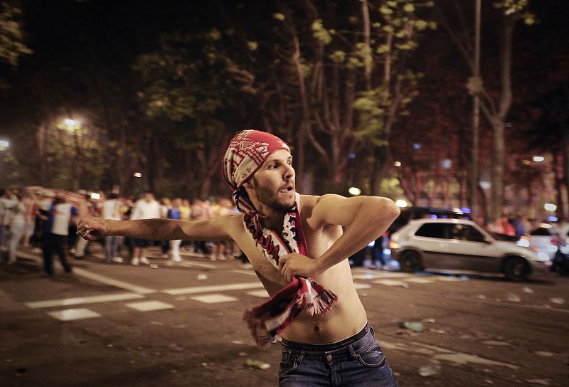 La cara indeseable de la fiesta: altercados con la policía en los alrededores de la plaza de Neptuno en Madrid.