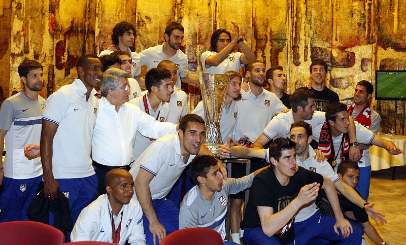 Los jugadores del Atlético de Madrid celebran en el hotel en el que se han alojado en Bucarest, tras ganar la final de la Liga Europa.