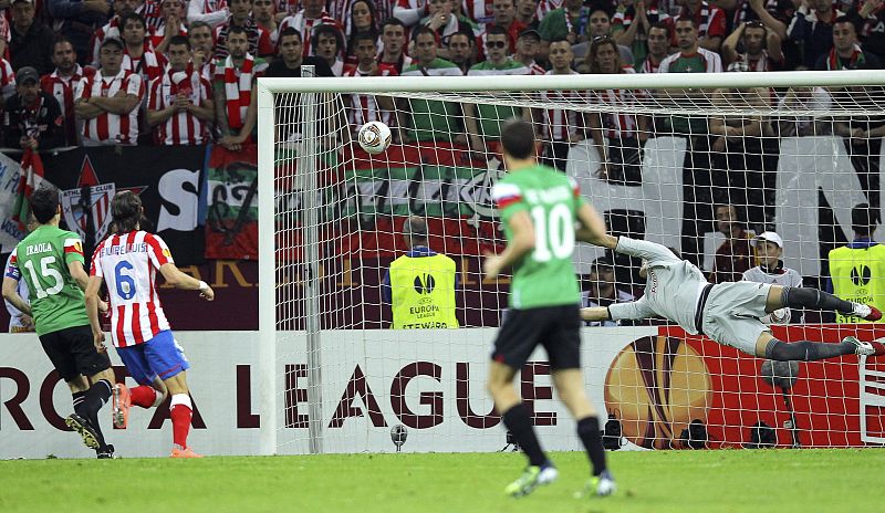 Iraizoz no puede evitar el 1-0 marcado por el delantero colombiano del Atlético de Madrid, Radamel Falcao.