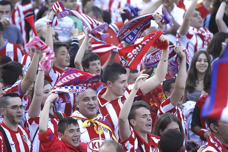 Las bufandas atléticas sin parar de dar vueltas al grito de ¡Campeones!