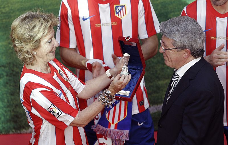 La presidenta de la Comunidad de Madrid, Esperanza Aguirre (i) recibe una réplica de la Liga Europa