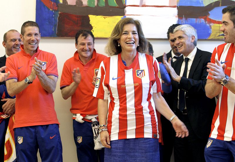 La alcaldesa de Madrid, Ana Botella (c), con la camiseta del Atlético de Madrid