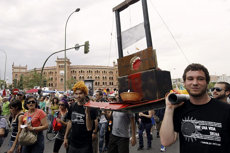 Miembros del 15M marchan por Madrid