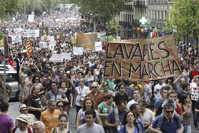 LOS MANIFESTANTES DEL 15M SE DIRIGEN HACIA LA PUERTA DEL SOL