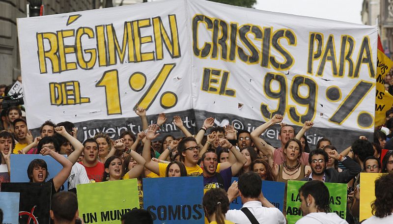 Los ciudadanos llegan a SOl con una de las pancartas de la protesta