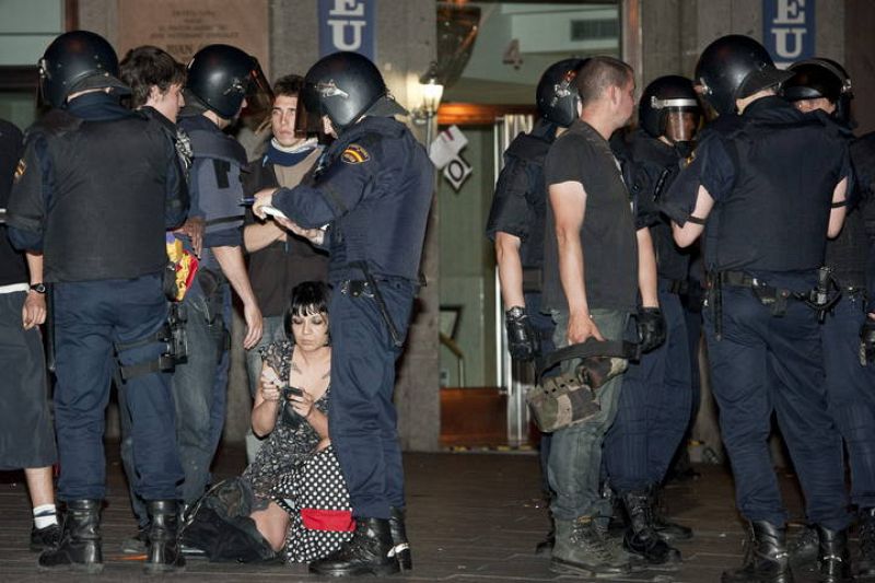 La policía pide la documentación a un grupo de "indignados" durante el desalojo de la Puerta del Sol.