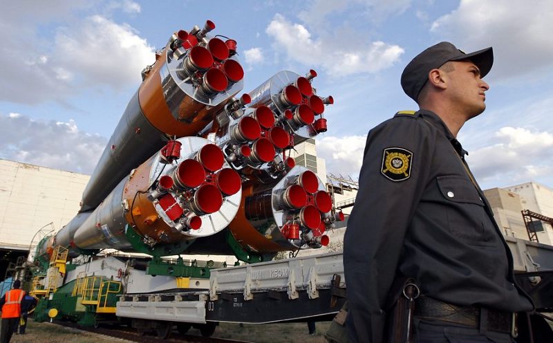 Un policía vigila la nave rusa tripulada Soyuz durante su transporte hasta el cosmódromo de Baikonur